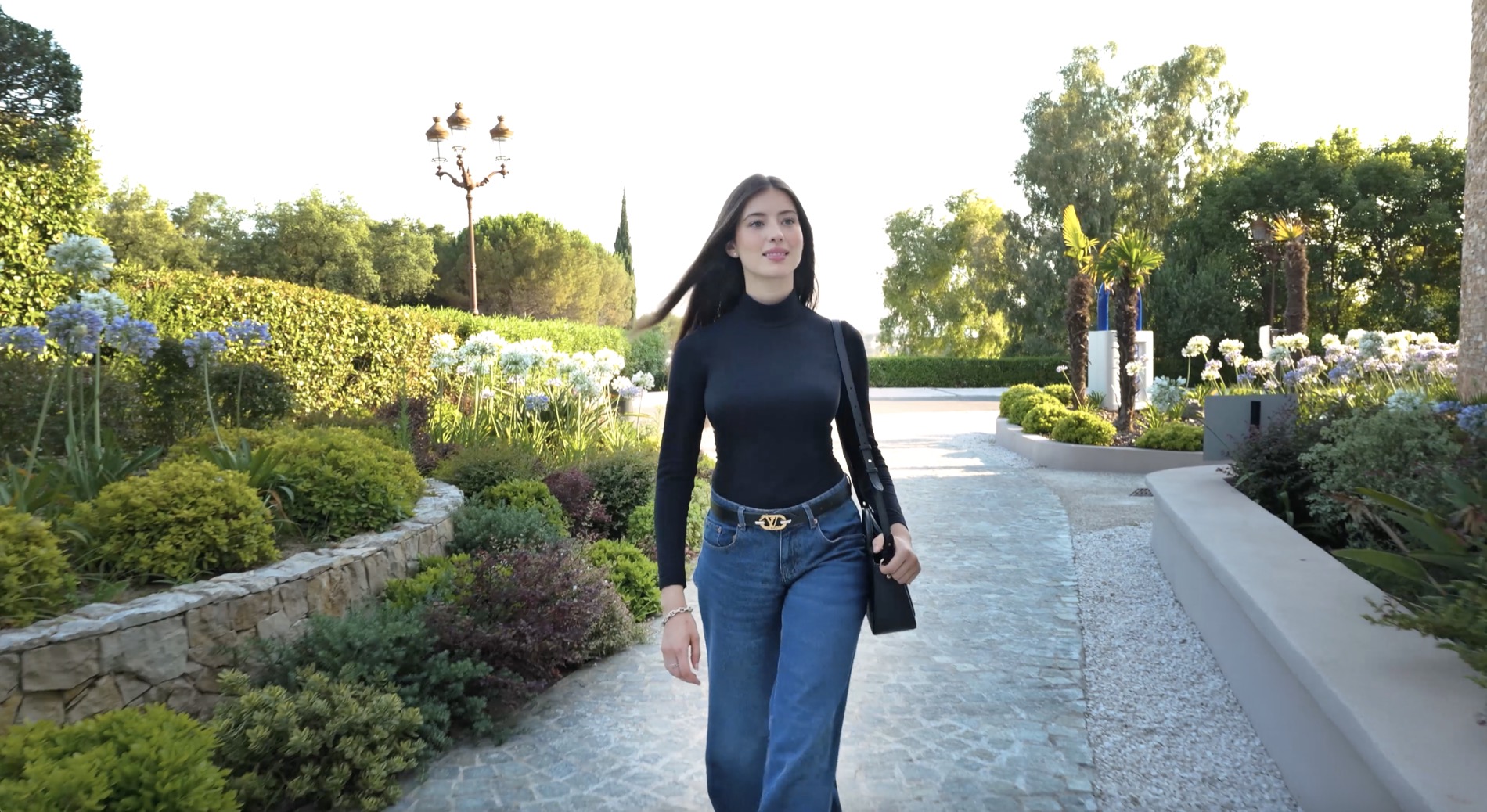 Entrée et jardin de l'établissement